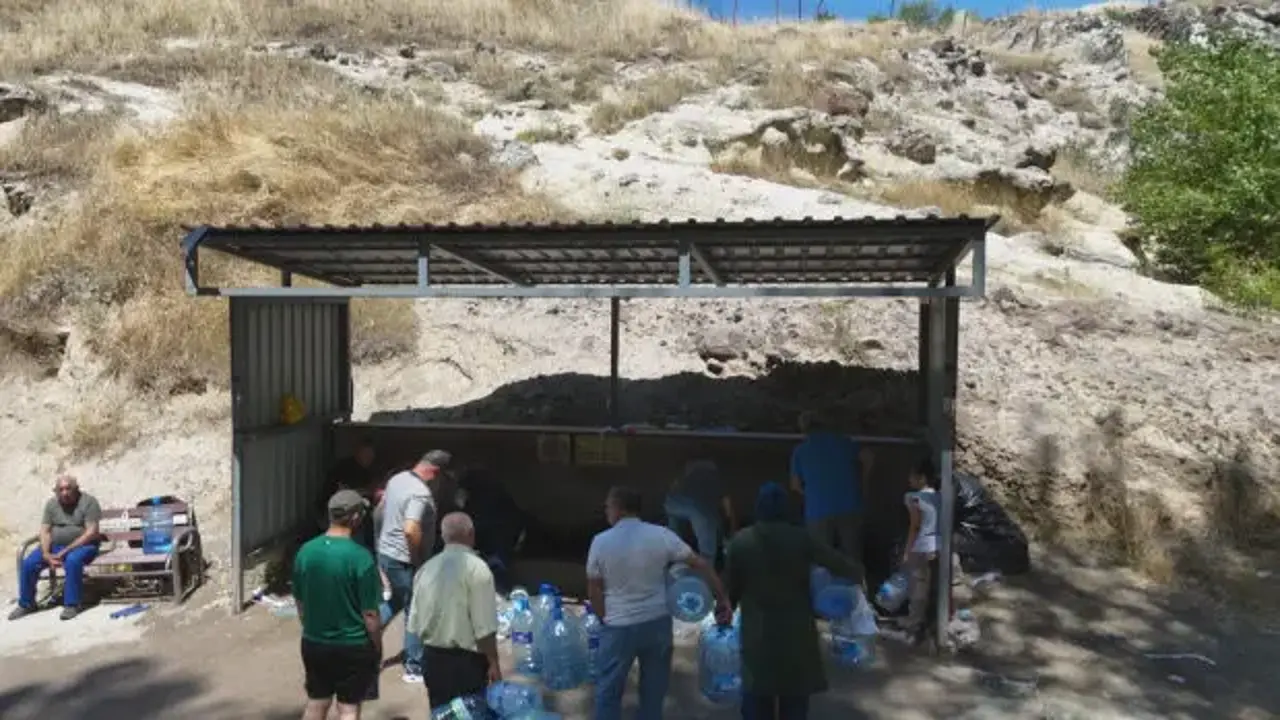 Ankara'da 3 günlük su krizi! Vatandaş sokağa döküldü, uzun kuyruklar oluştu
