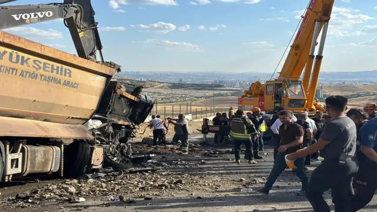 Ankara'da belediyeye ait hafriyat kamyonları çarpıştı: 2 ölü