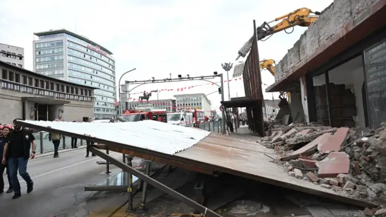 Ankara'da binanın önündeki platform yıkıldı: 3 yaralı
