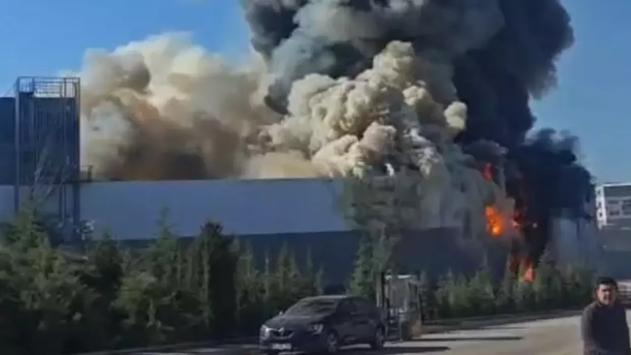 Ankara'da boya fabrikasında yangın: Dumanlar gökyüzünü kapladı!