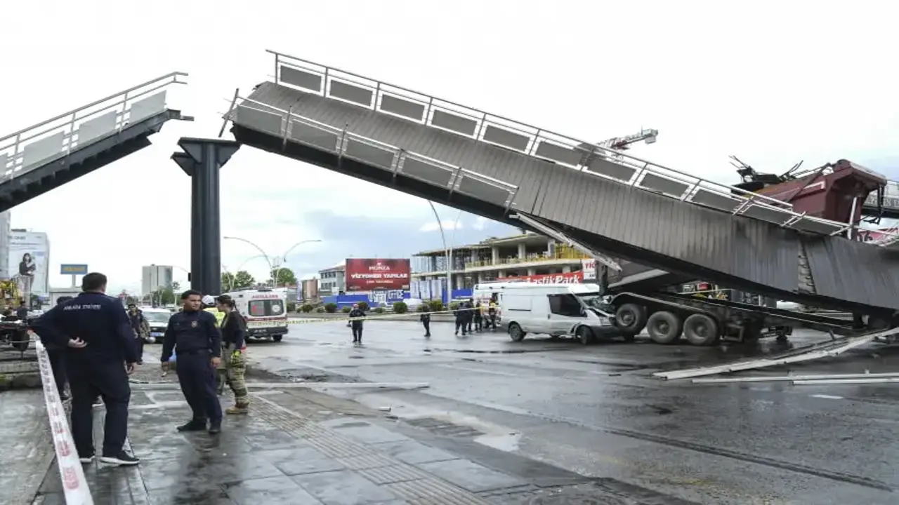 Ankara’da korkutan kaza: Damperi açık tır üst geçidi yıktı