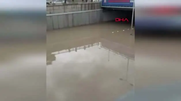 Ankara’da sağanak sele neden oldu; araçlar sürüklendi
