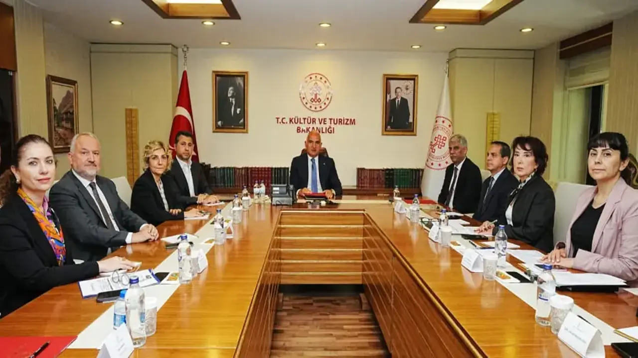 Ankara'da turizm şampiyonlar ligi! Bakan Ersoy sektörün devlerini aynı masada topladı
