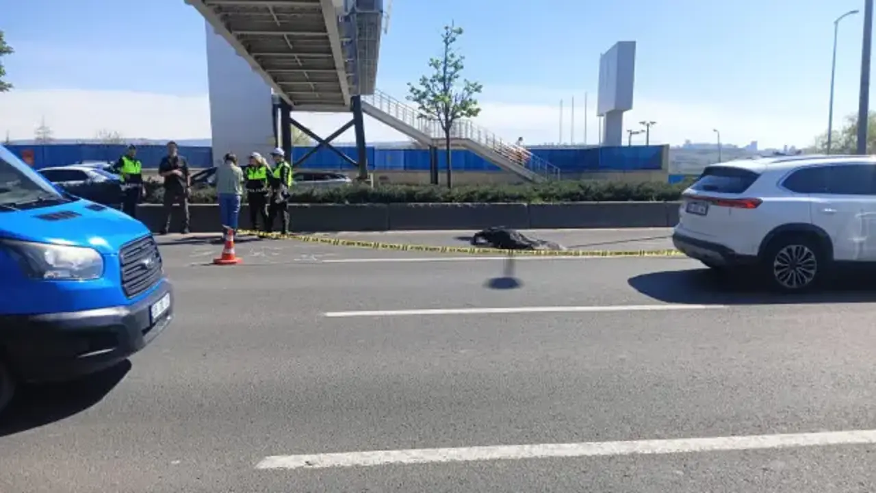 Ankara'da üst geçitten düşen işçiyi otomobil ezdi
