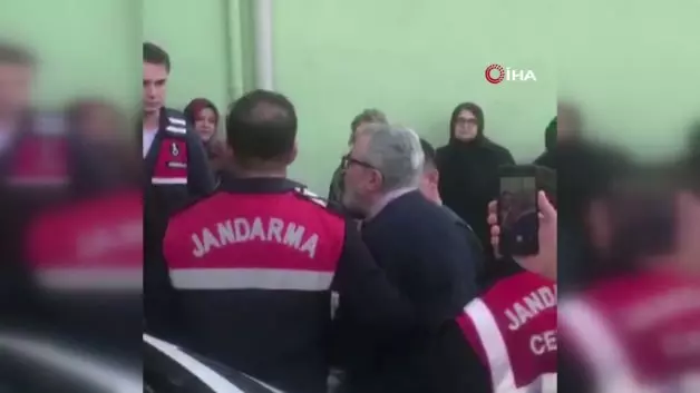 Annesinin cenaze törenine katılan Fadıl Akgündüz ile jandarma arasında tartışma çıktı