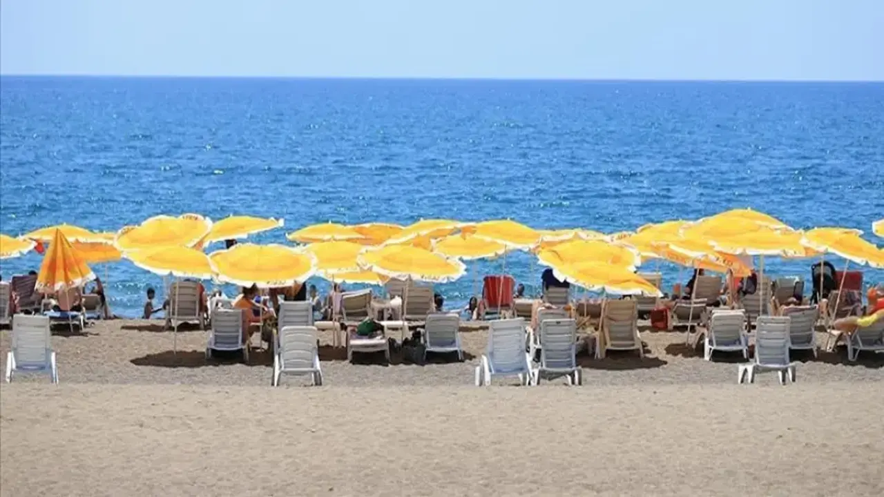 Antalya sahillerinde Kurban Bayramı'nın ilk gününde yoğunluk yaşanıyor
