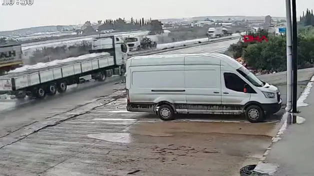 Antalya'da 17 kişinin yaralandığı midibüs kazası kamerada