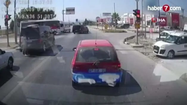Antalya'da emniyet şeridinden gelip genç kıza çarptı, o anlar araç kamerasında