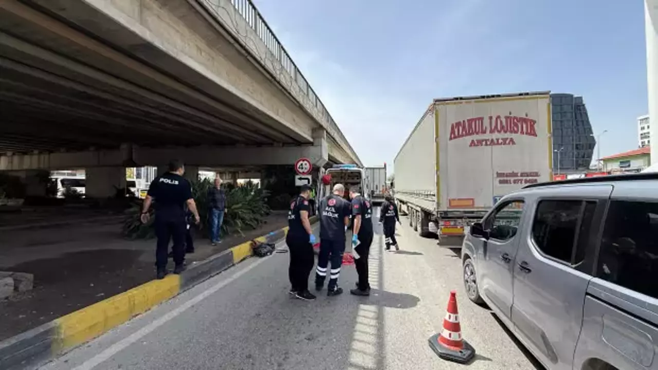 Antalya'da feci olay! Tırın altında kalan kadın öldü