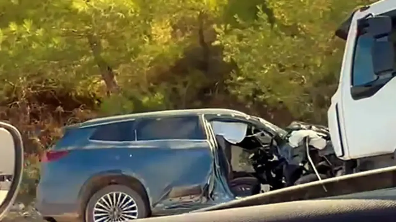 Antalya'da kamyon ile cip çarpıştı: 1 turist öldü, 3 yaralı