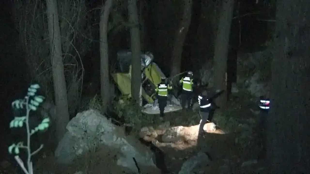 Antalya'da korkunç kaza! Araç 50 metrelik uçuruma yuvarlandı: 2 ölü