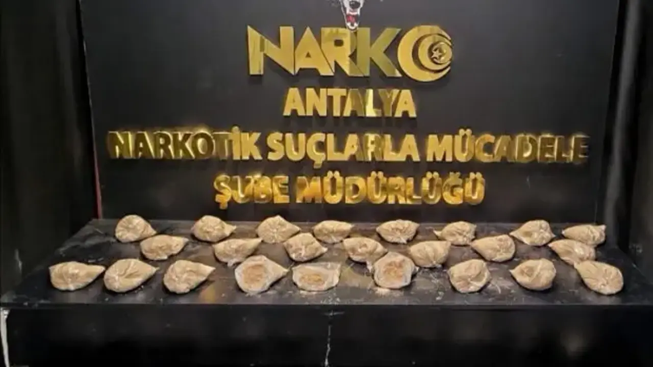 Antalya'da narkotikten rekor darbe: Lüks aracın bagajından 34 paket eroin fırladı!