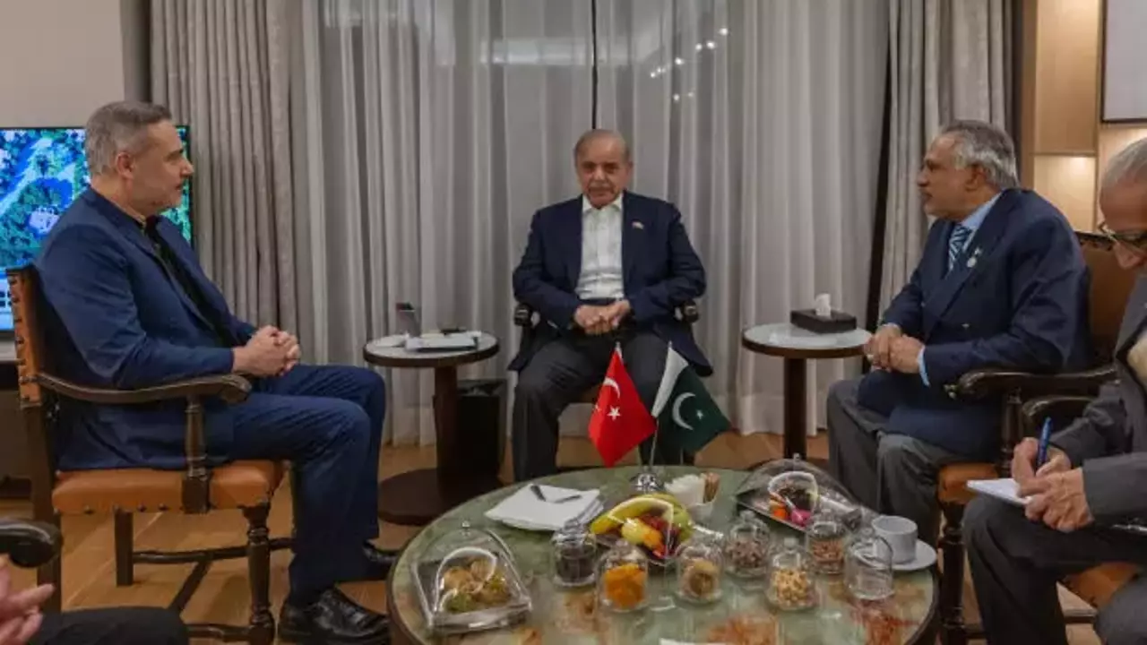 Antalya'da sürpriz zirve: Bakan Fidan, Şahbaz Şerif'le görüştü