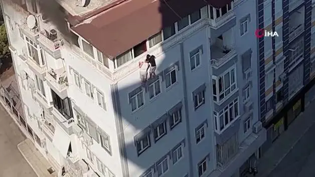 Antalya'da teras katında can pazarı: Alevlerden kaçıp pencereye sarktılar