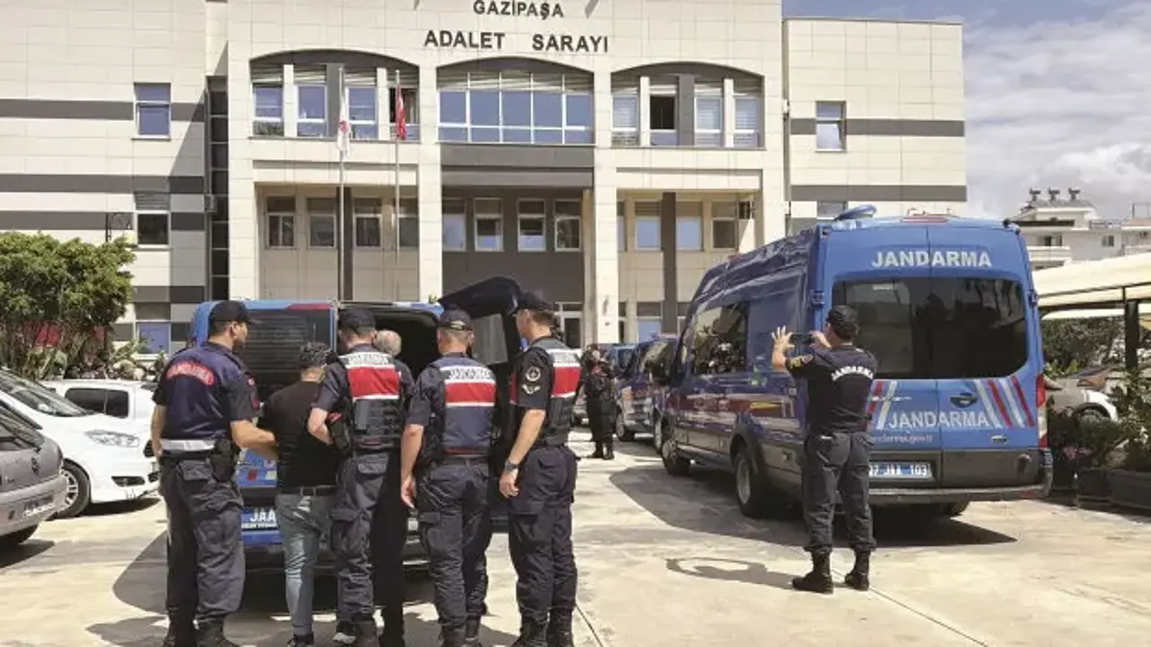 Antalya'da usulsüz reçete operasyonu: 3 eczacı ve 1 kalfa tutuklandı