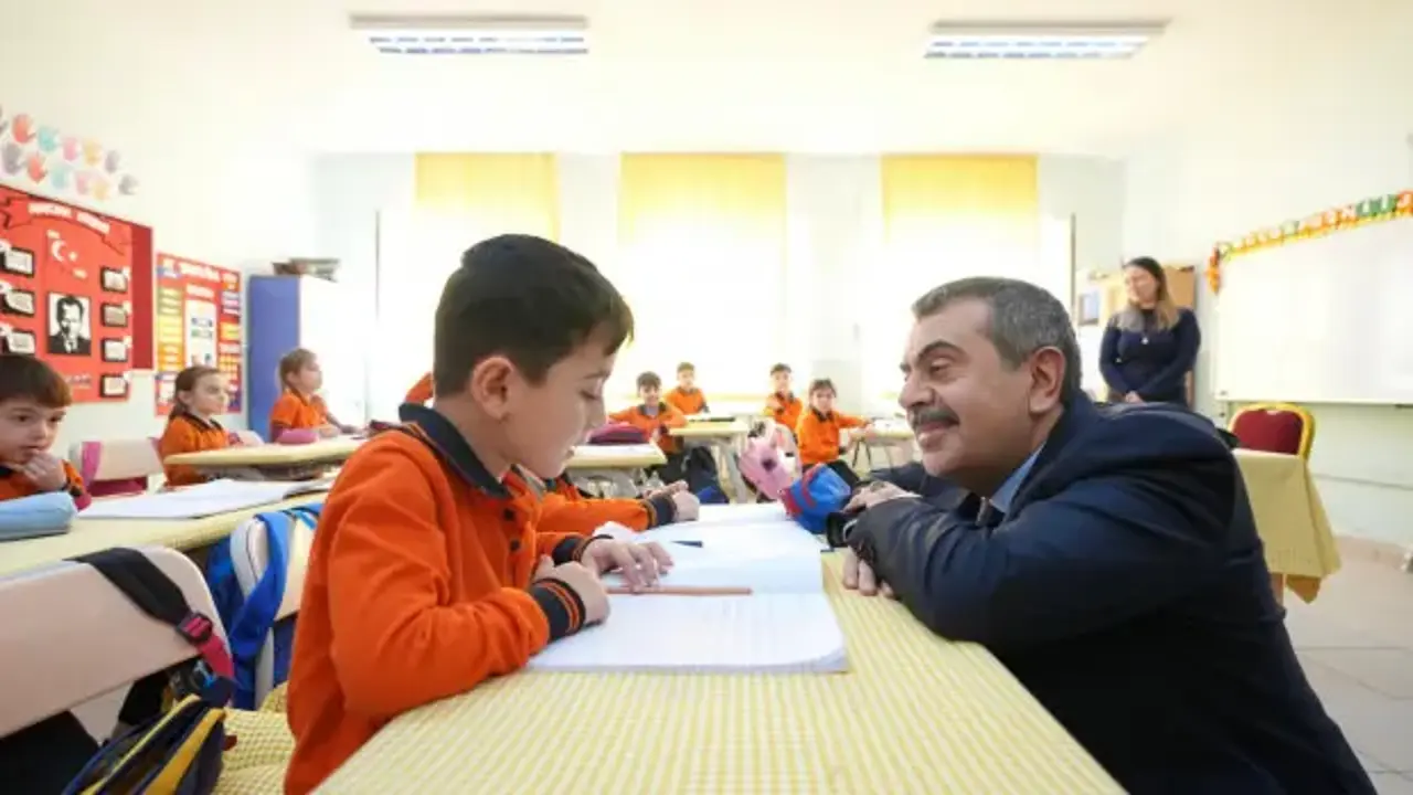Ara tatil kalkacak mı? Bakan Tekin tartışmalara son noktayı koydu