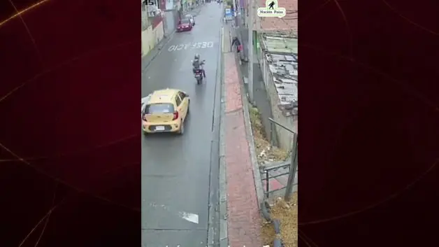 Arabadan fırlayan teker kadını hayattan kopardı! Feci ölüm kameralara yansıdı...