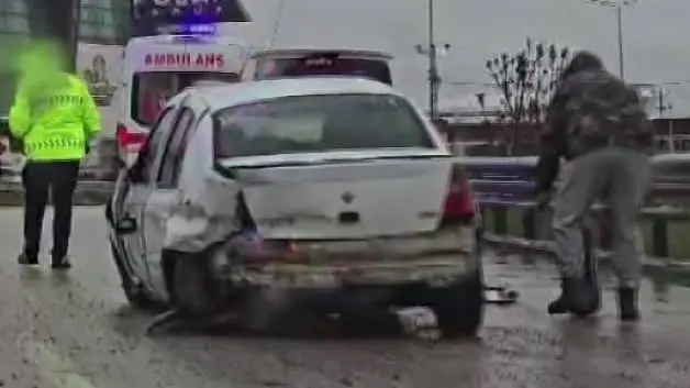 Araçları uyarmaya çalışırken kazayı saniye saniye görüntüledi!