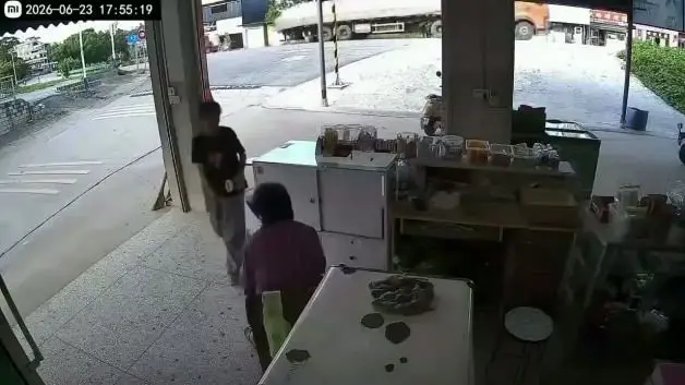 Araçtan fırlayan tekerlek dükkan daldı facia kıl payı atlatıldı