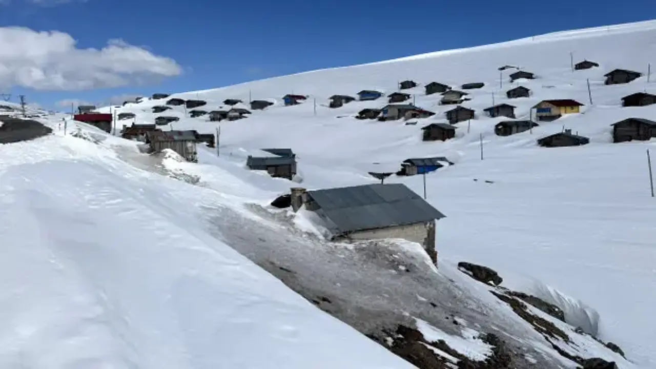 Ardahan ve Kars'ın yüksek kesimleri karla kaplandı