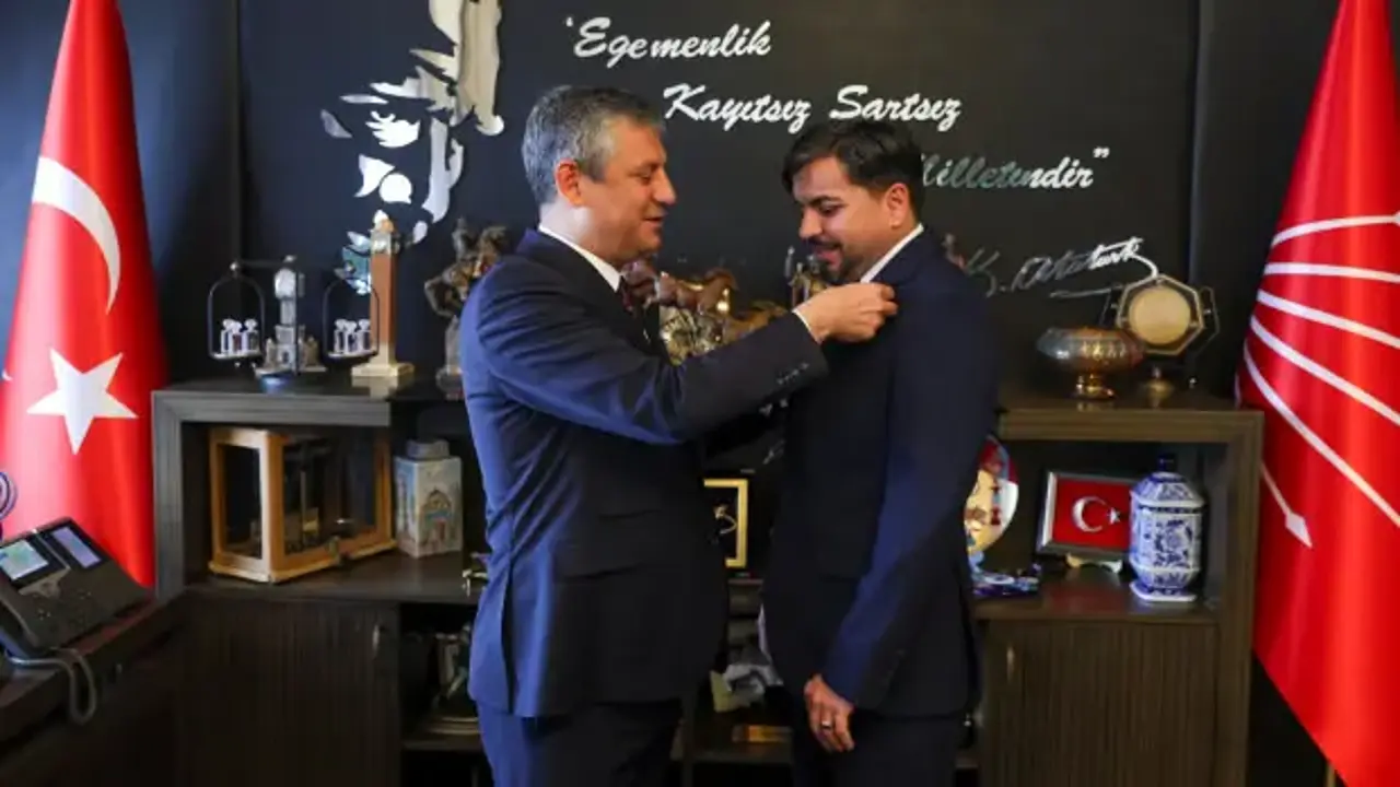 Arif Kocabıyık CHP'ye transfer oldu! Rozetini Özgür Özel taktı! Partililer isyan etti