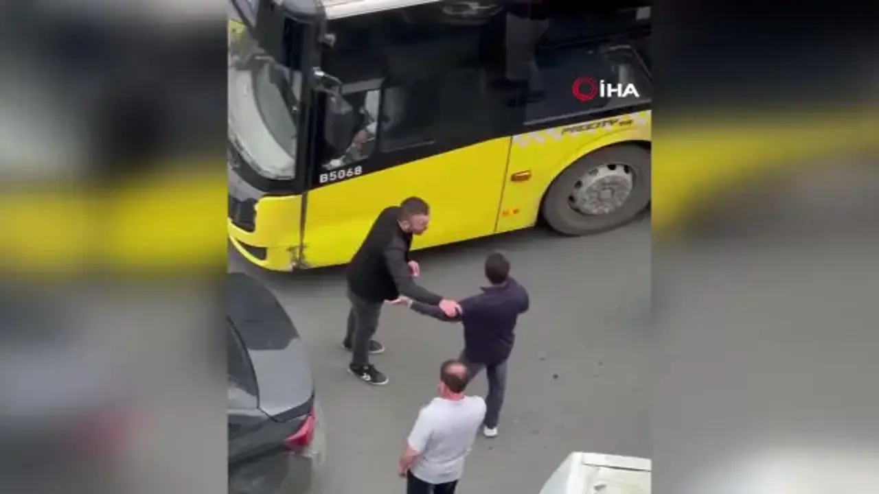 Arnavutköy’de İETT otobüsü otomobille çarpıştı: Sürücü sinir krizi geçirdi