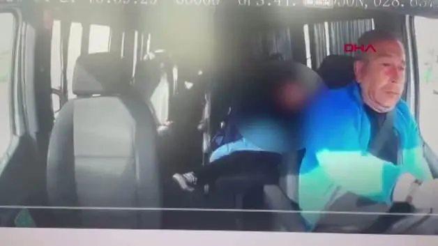 Arnavutköy'de okul servisi ile kamyonet kafa kafaya çarpıştı! O anlar kameralara yansıdı
