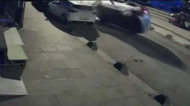 Arnavutköy'de otomobil, park halindeki araca çarpıp yan yattı