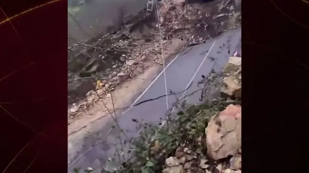 Aşırı yağışlar nedeniyle Tokat ile Ordu'yu bağlayan Akkuş yolu çöktü