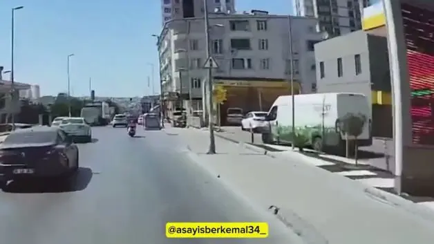 Ateş açıldı, durmadı: Motokuryenin arkasına binen polis şüpheliyi böyle kovaladı!