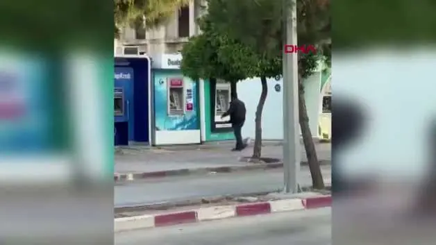 ATM’ye taşlı saldırı: O anlar saniye saniye kaydedildi