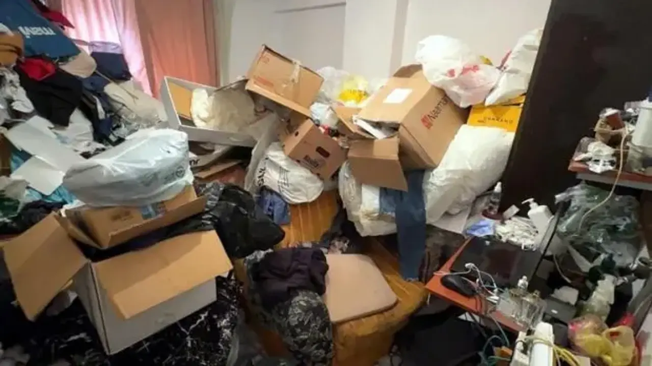 Avcılar'da 4 katlı binada 'çöp ev' gerginliği: 3 kamyon atık çıkarıldı
