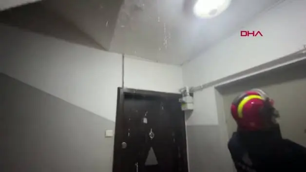 Avcılar’da boşaltılan sitedeki su saatini söktü; binayı su basınca asansörde kaldı
