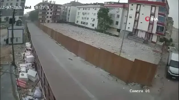 Avcılar'da depremi andıran görüntüler! Fırtınada inşaat alanı yerle bir oldu