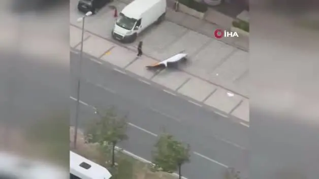 Avcılar'da fırtına sırasında uçan reklam panosu bir vatandaşın üzerine düştü