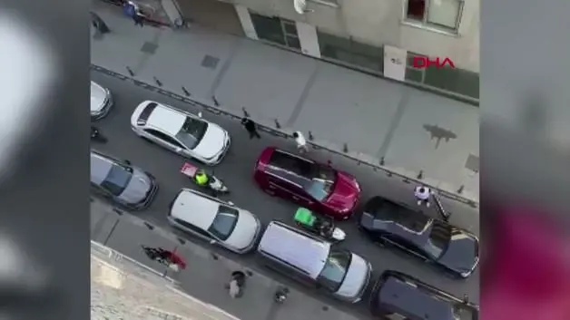Avcılar'da kazaya neden olan sürücünün otomobiline yumruk atıp saldırdılar