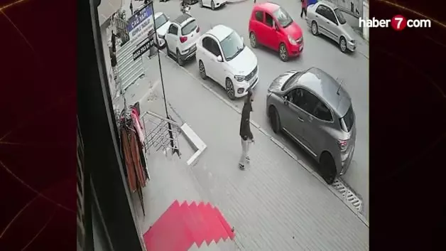 Avcılar’da otomobil terörü: Çok sayıda araca tekmeleyerek zarar verdi