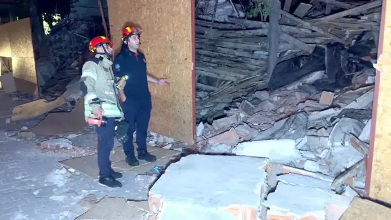 Avcılar'da yıkımı yarıda bırakılan bina gece çöktü