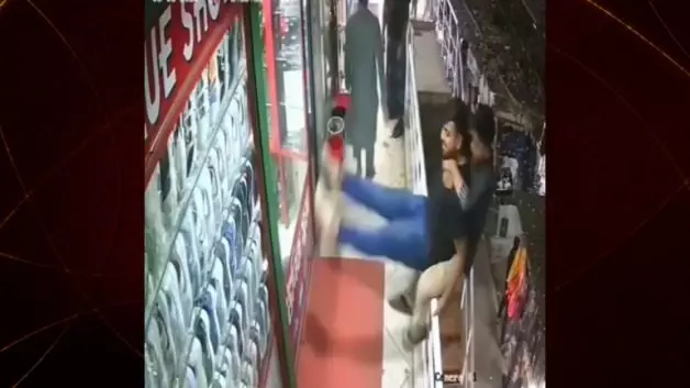 AVM'deki şaka feci şekilde son buldu! Gençler metrelerce yüksekten yere çakıldı