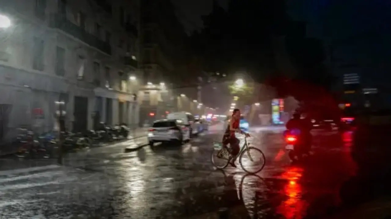 Avrupa'nın göbeği karanlığa gömüldü! Fransa'da şiddetli fırtına!