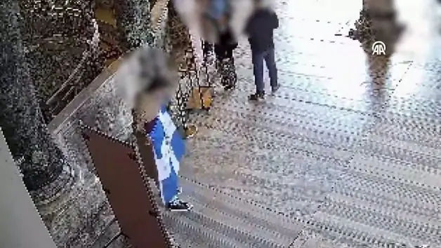 Ayasofya-i Kebir Camii'nde Bizans bayrağı açan iki turist hakkında karar