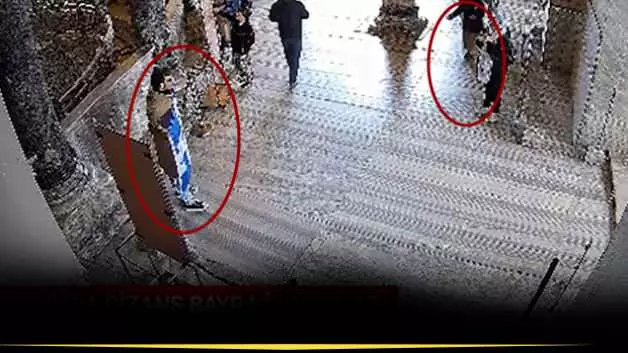 Ayasofya'i Kebir Camii'nde Bizans bayrağı açan iki turist tutuklandı