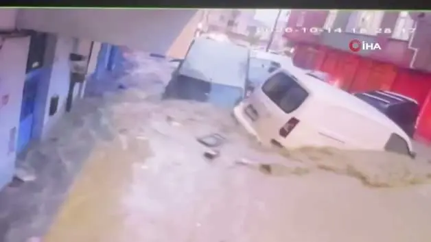 Ayazağa'da sel felaketinde araçların üst üste bindiği anlar kamerada