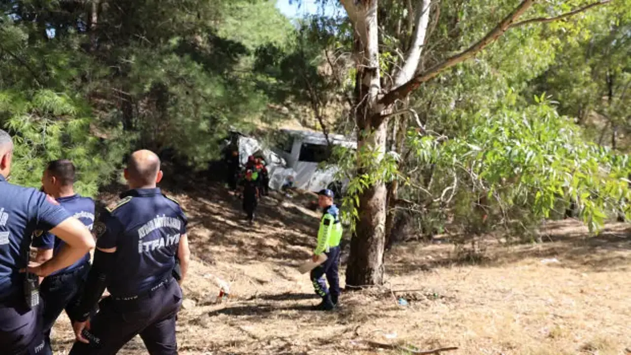 Aydın'da otobüs şarampole uçtu: 2 ölü 9 yaralı