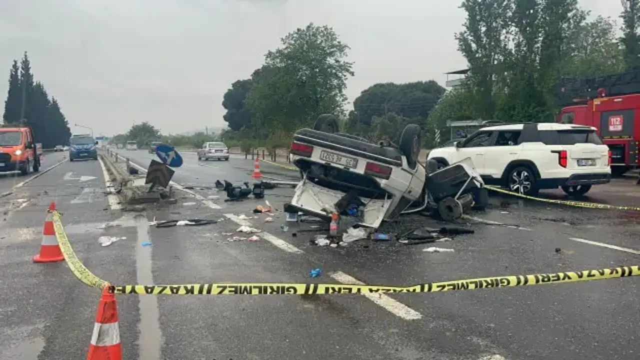 Aydın'da sinyalizasyon direğine çarpan otomobil takla attı