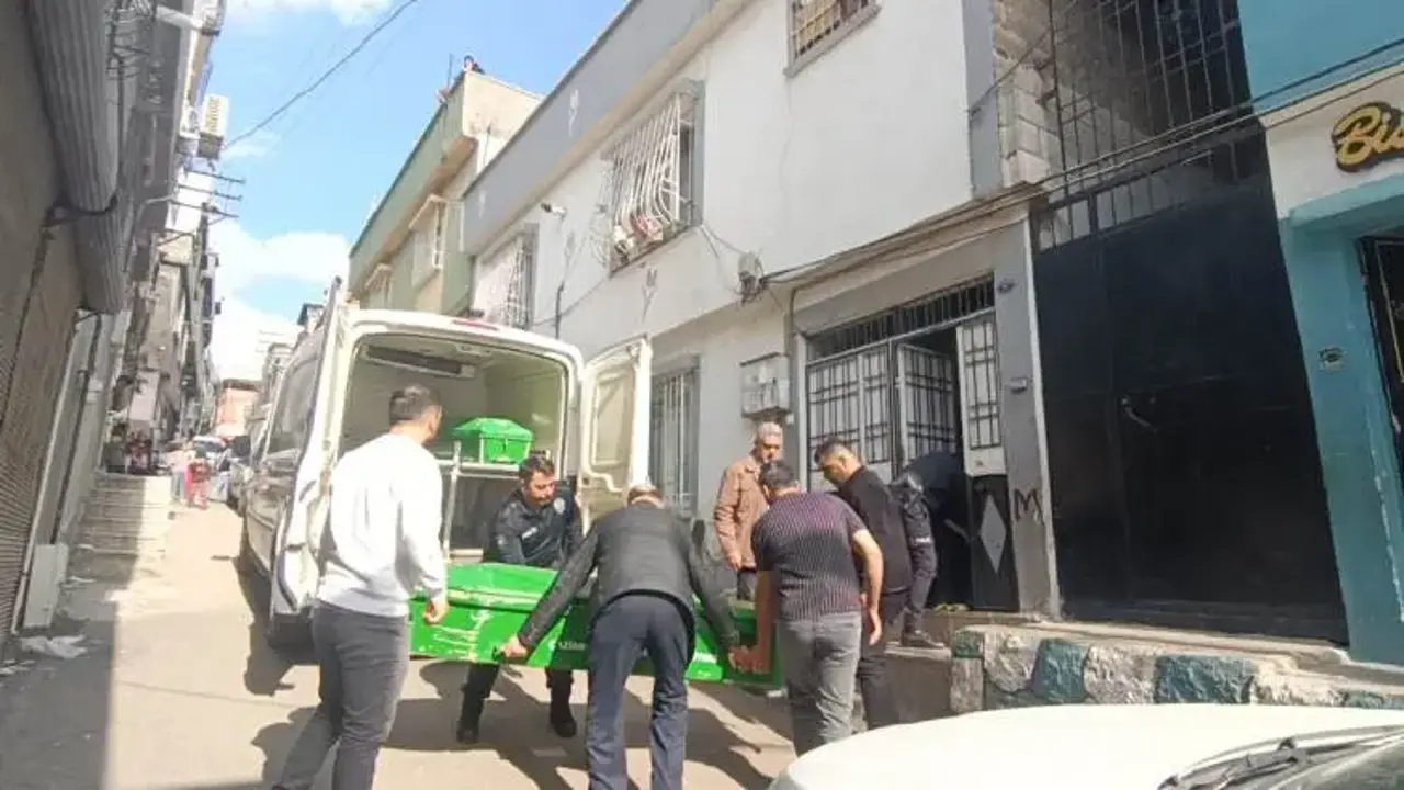 Babasını boynundan bıçaklayarak öldüren 14 yaşındaki kız karakola teslim oldu