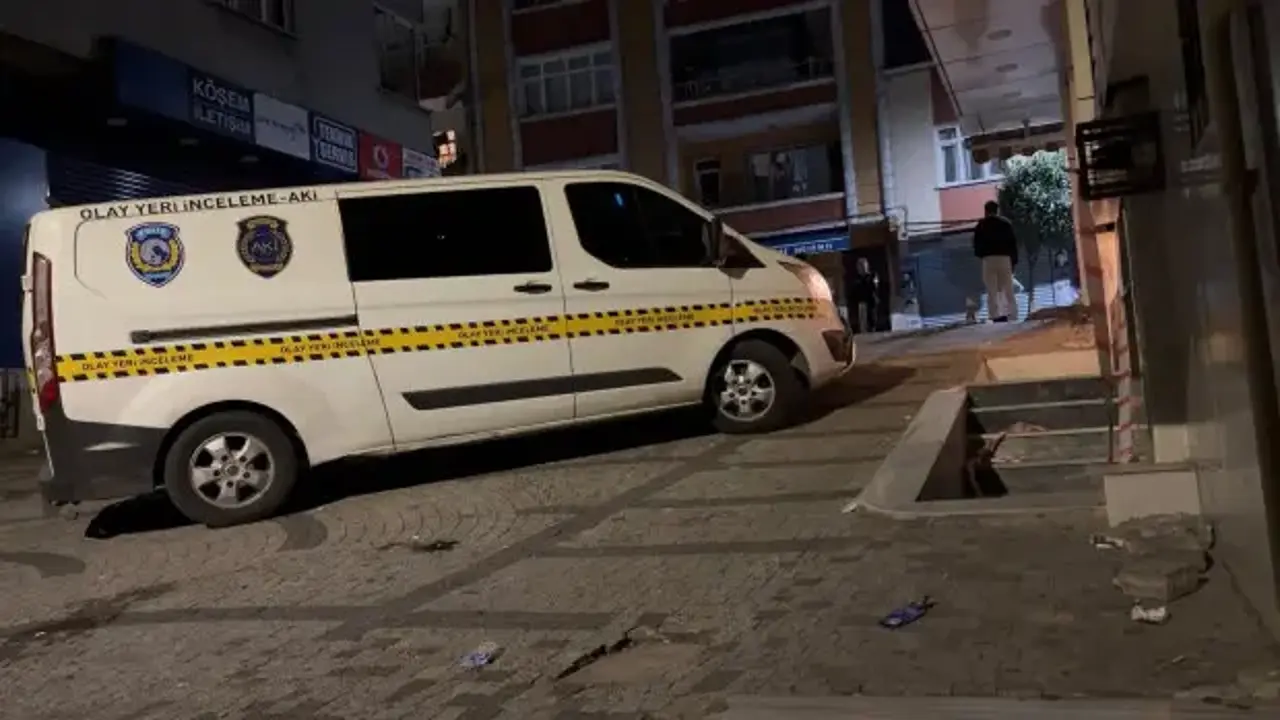 Bağcılar'da caddede yürüyen gençlere silahlı saldırı: Ölü ve yaralı var