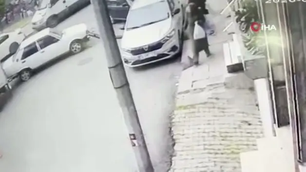 Bağcılar'da park halindeyken freni boşalan kamyon 8 araca çarptı; kaza kamerada