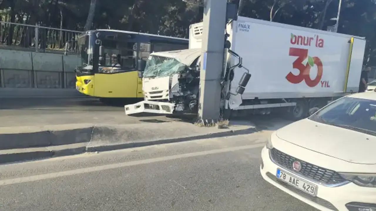 Bahçelievler D-100'de feci kaza: Kontrolden çıkan kamyonet direğe ok gibi saplandı