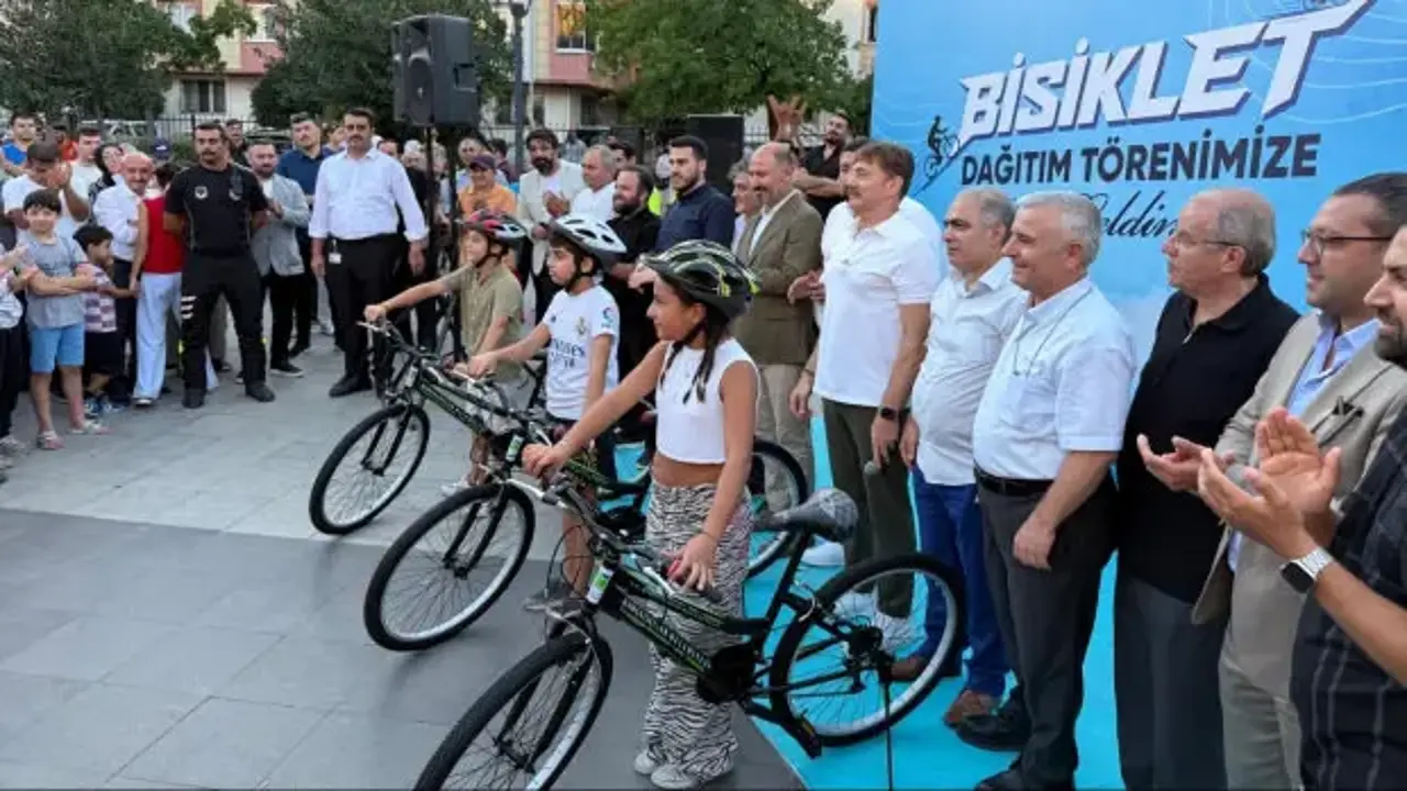 Bahçelievler’de 4 bin 300 çocuğa bisiklet dağıtıldı